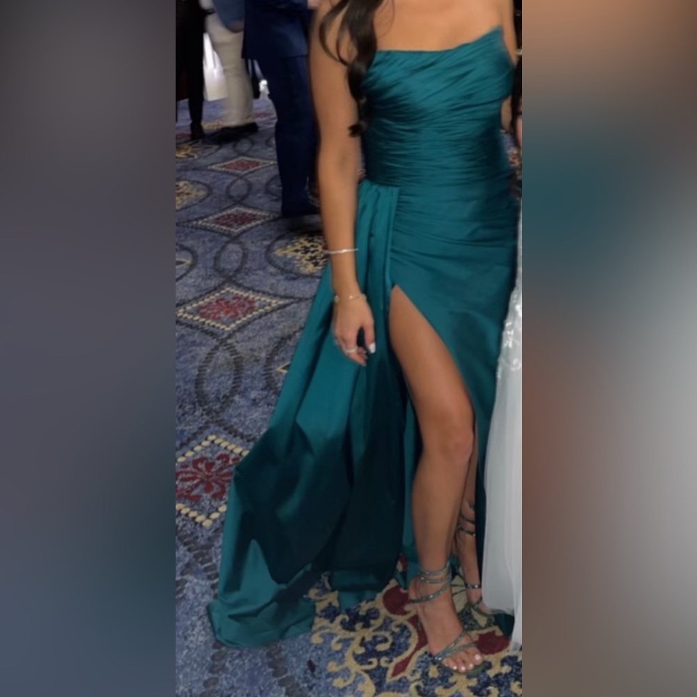 Tarik Ediz Women Evening Gown. Emerald Green. Size 6